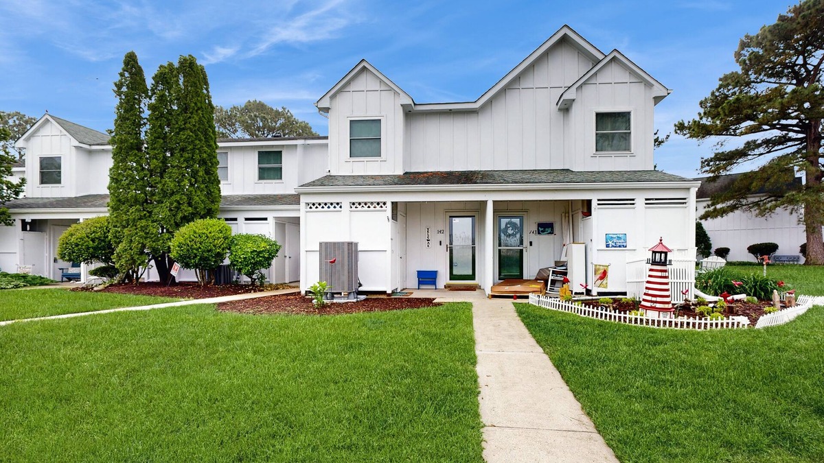 Selbyville House | Mallard Lakes Waterfront Getaway w/Free WiFi, A/C, Shared Pools, & Hot Tub