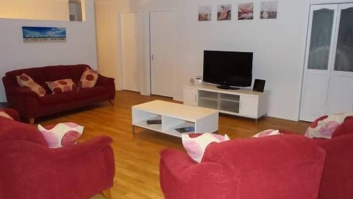 Maloneys Beach House | Maloneys Beach House - pet friendly and directly opposite Maloneys beach