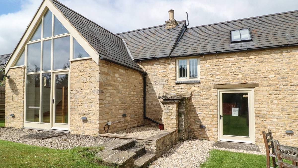 Carterton Cottage | MALT BARN, pet friendly, luxury holiday cottage in Burford