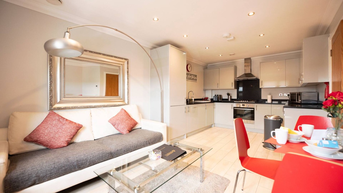 Reading Apartment | Malthouse Court- 2-Bed, 2-Bath Penthouse w Balcony
