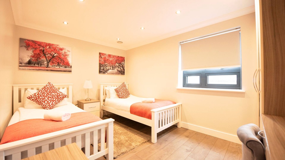 Reading Apartment | Malthouse Court - Deluxe 2-Bed with Balcony
