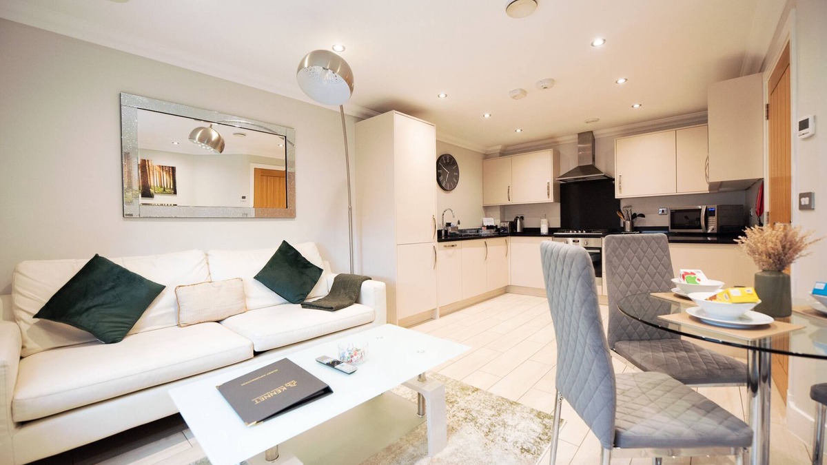Reading City Centre Apartment | Malthouse Court - Premier 2-Bed with Balcony