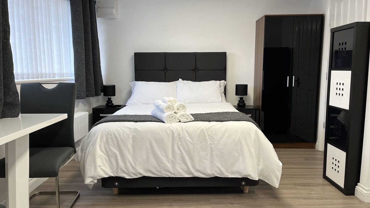 Broadheath Apartment | Man Studio - StereoShower, FreeParking, 5min-Metro