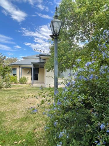 Benalla West House | Manas Guesthouse