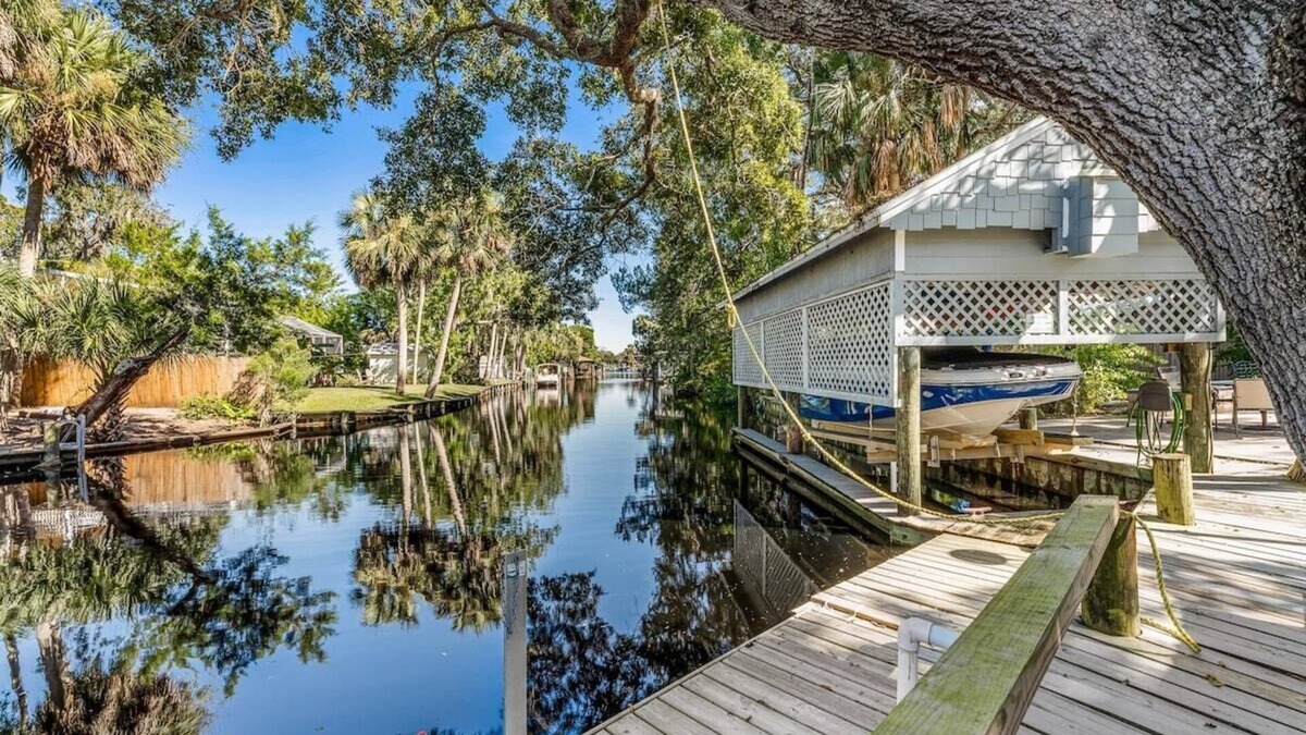 Ormond Beach Cottage | Manatee & kayak friendly waterfront cottage
