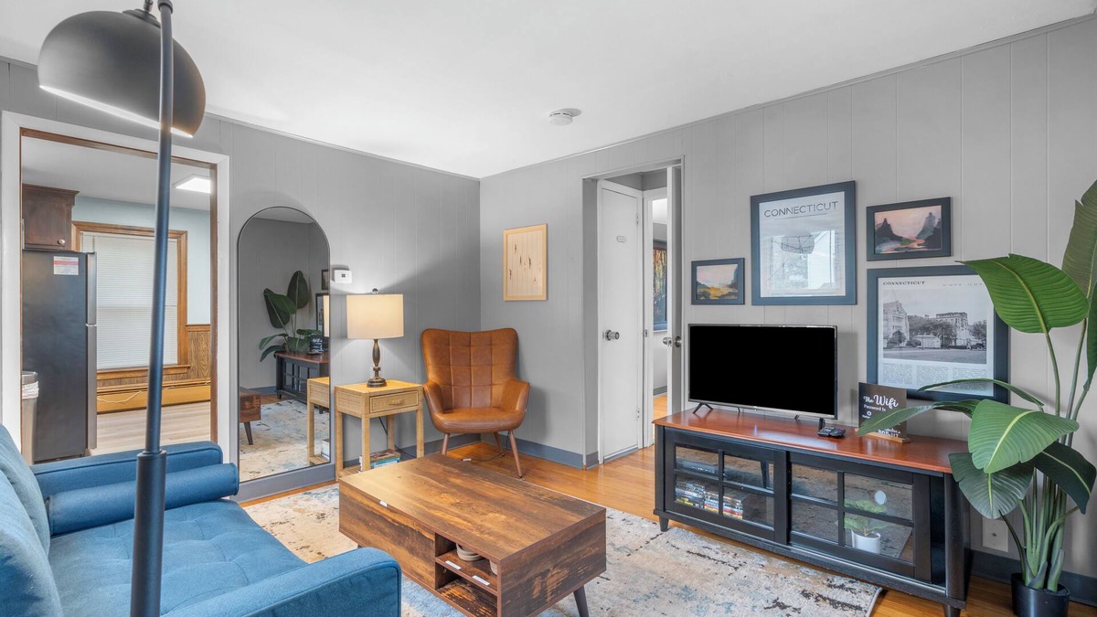 Manchester Apartment | Manchester 1-Bedroom Oasis APT Near Downtown Main Street. Pet-Friendly!
