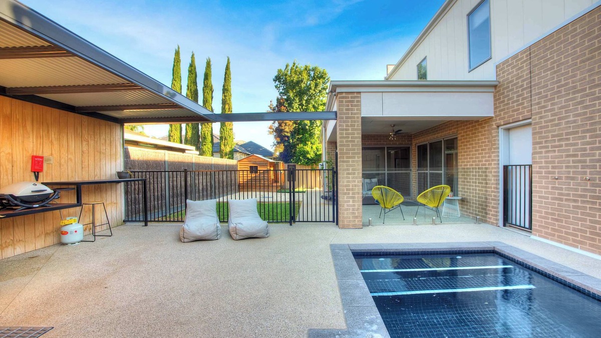 Echuca House | Mandel on High - Echuca Holiday Homes