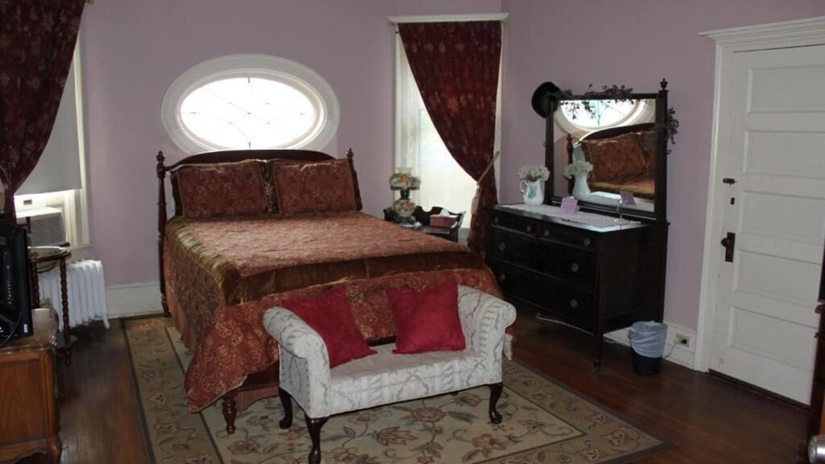Towanda Bed & Breakfast | Mandeville at Victorian Charm Inn