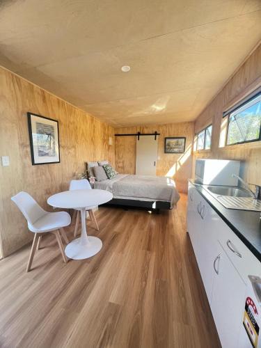 Mangawhai Bed & Breakfast | Mangawhai studio and a Room in Guest's House