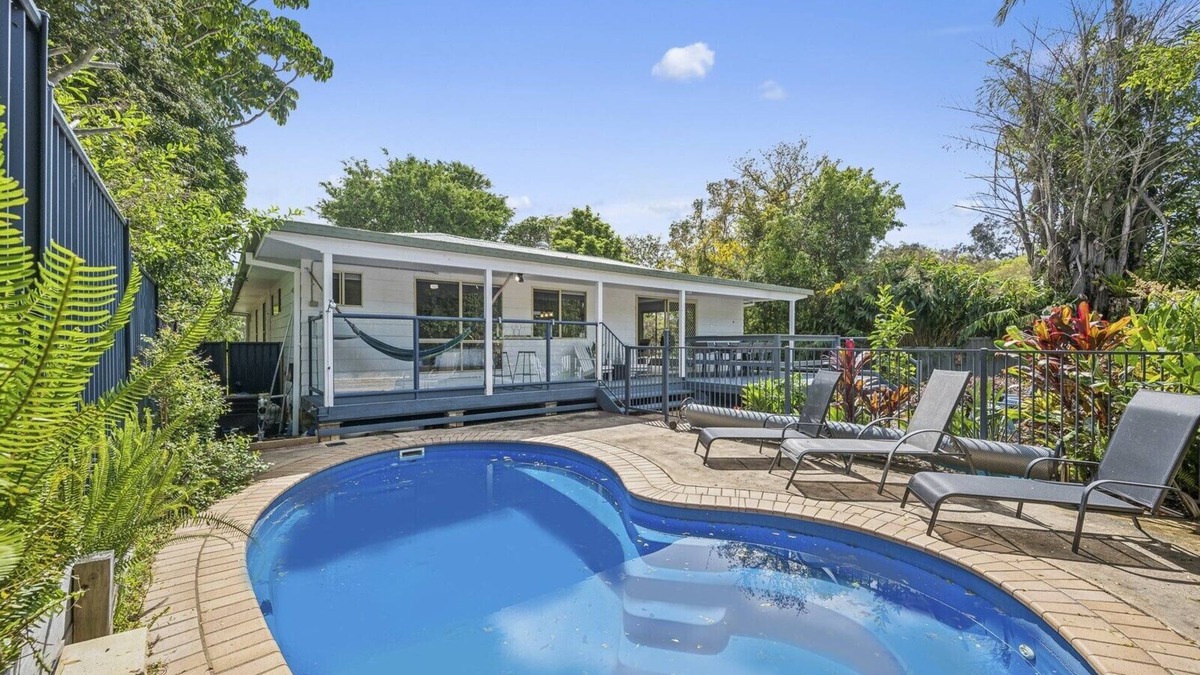 Toormina House | Mango Cottage 8 – Poolside Family Retreat with 4 Ensuites, Pet Friendly