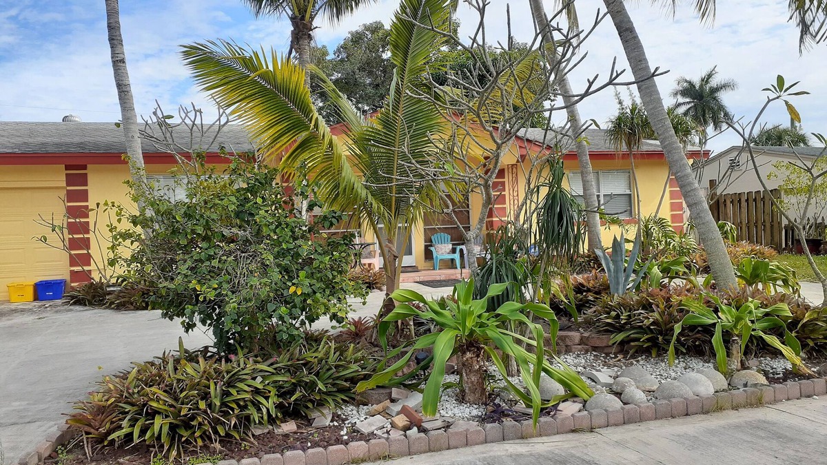 Lake Worth Corridor House | Mangoe room with shared bathroom in shared home