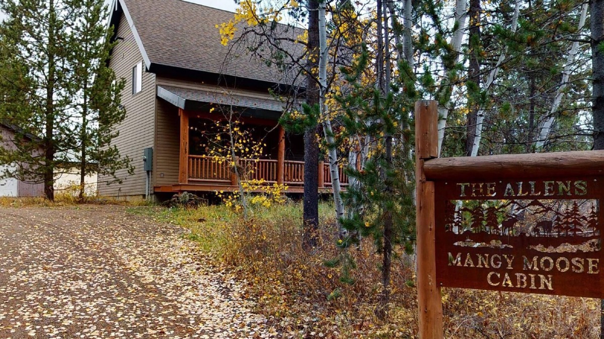 Island Park Cabin | Mangy Moose* Free Wifi, Trash Pick-up 3Br, 2.5 Ba, 32 Miles to Yellowstone