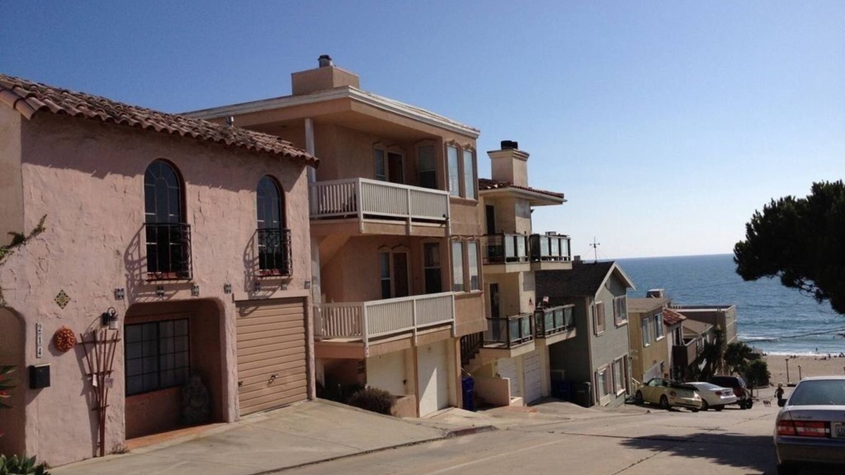El Porto House | Manhattan Beach Duplex with Ocean Views | 1 block to beach