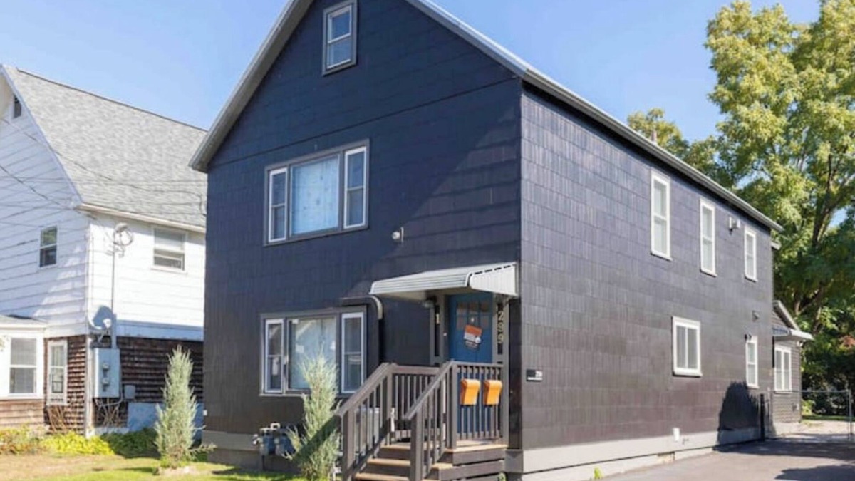 Old North End Apartment | MANHATTAN MODERN: Large 3 bed, Fenced yard-Parking