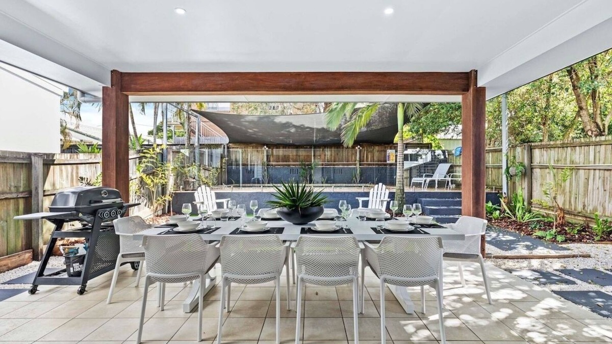 Manly House | Manly Oasis 5BR - 3 King Beds, Pool, BBQ