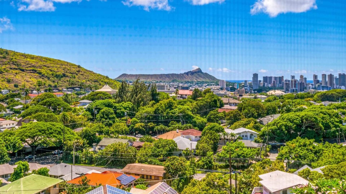 Manoa House | Manoa Valley A 2BR/1bath downstairs duplex