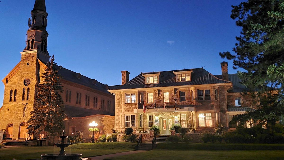 Montebello Hotel | Manoir Chamberland (Adults Only, No Pets)