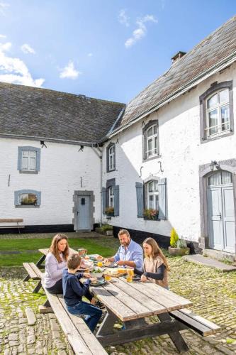 Gouvy House | Manoir de Sterpigny, château-ferme 17ème siècle gîte la Tour
