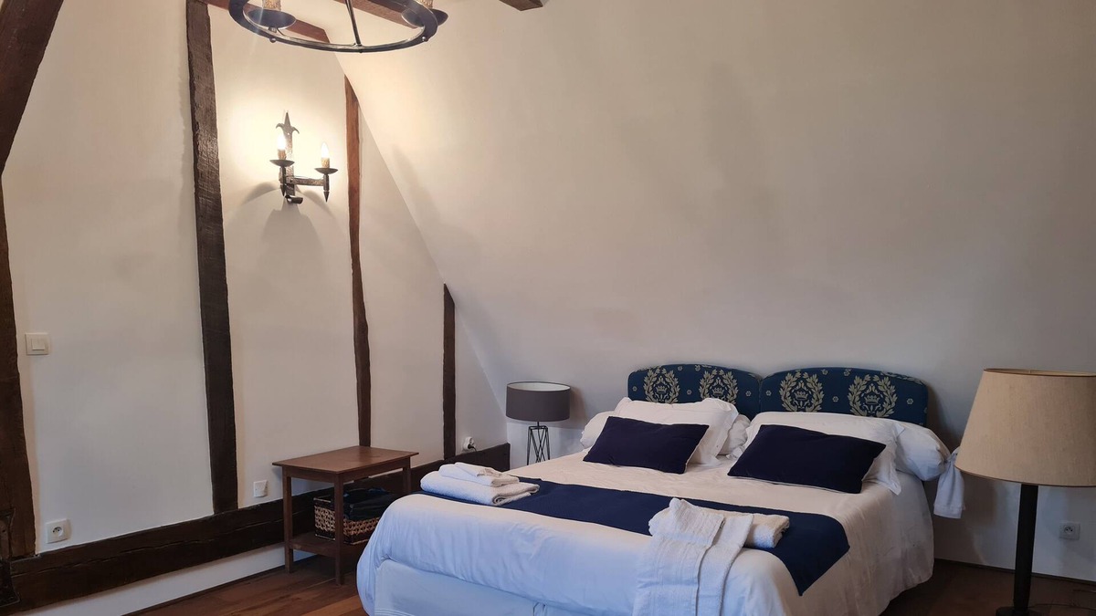 Roeze-sur-Sarthe House | Manor 16th: 2 large rooms with bathroom to share - for 4 people