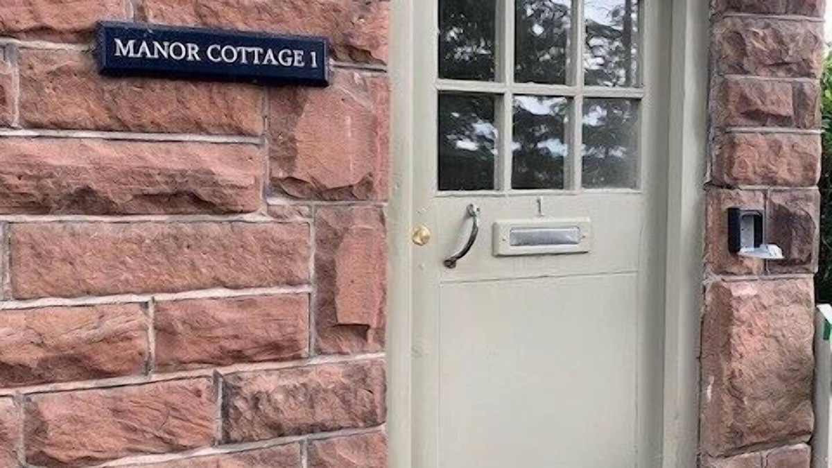 Thornton Hough Cottage | Manor Cottage One with Out Door Hot Tub