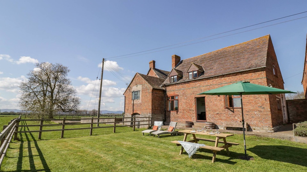 Severn Stoke Cottage | MANOR FARM COTTAGE, pet friendly, with a garden in Upton Upon Severn