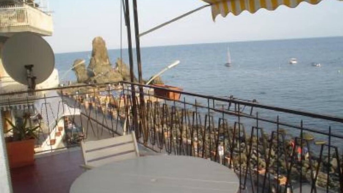 Aci Trezza Apartment | "Manor house on the sea of Acitrezza"