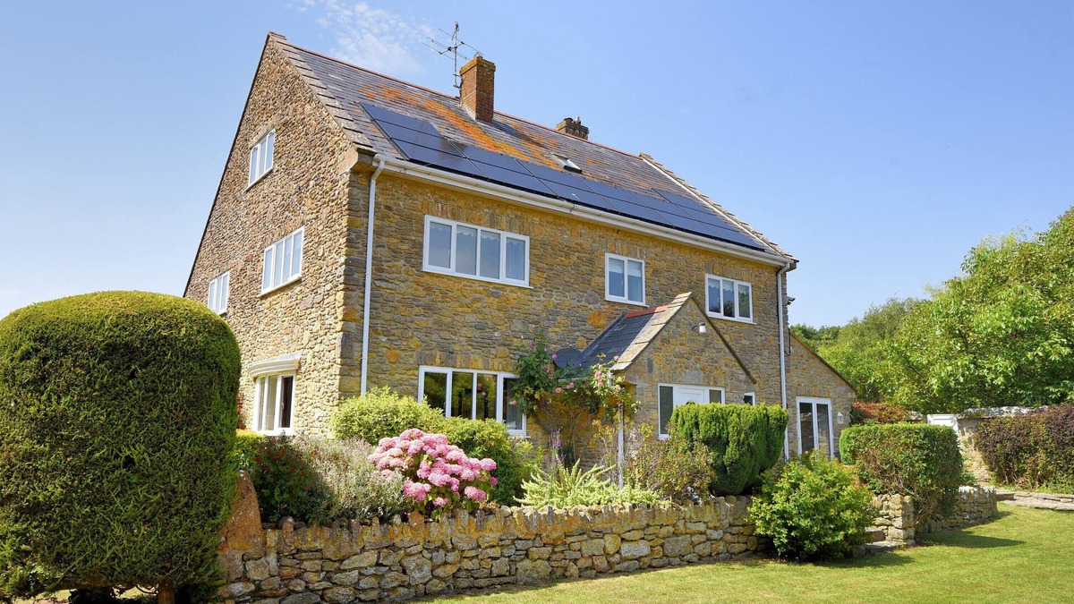 Burton Bradstock House | MANOR LODGE, family friendly, with open fire in Burton Bradstock