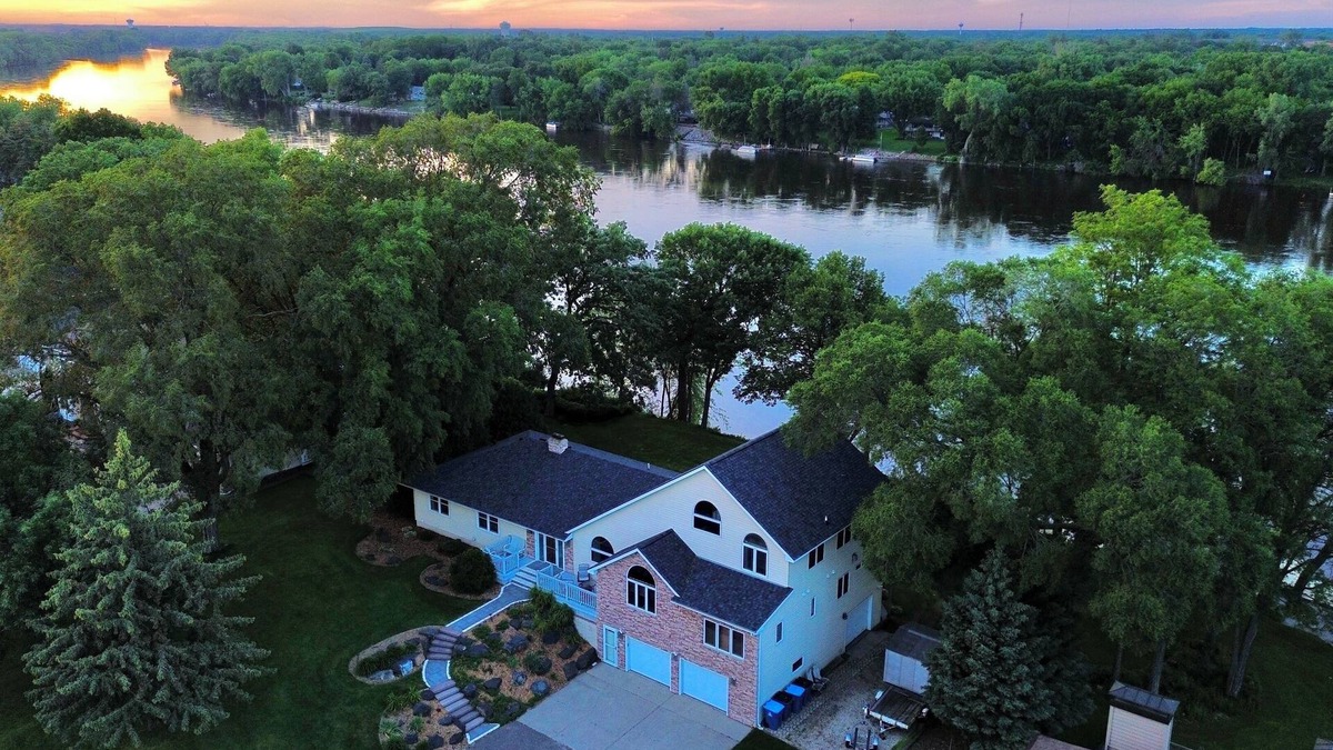 Champlin House | Manor on the River, 5,000 SQFT, Hot Tub & Kayaks
