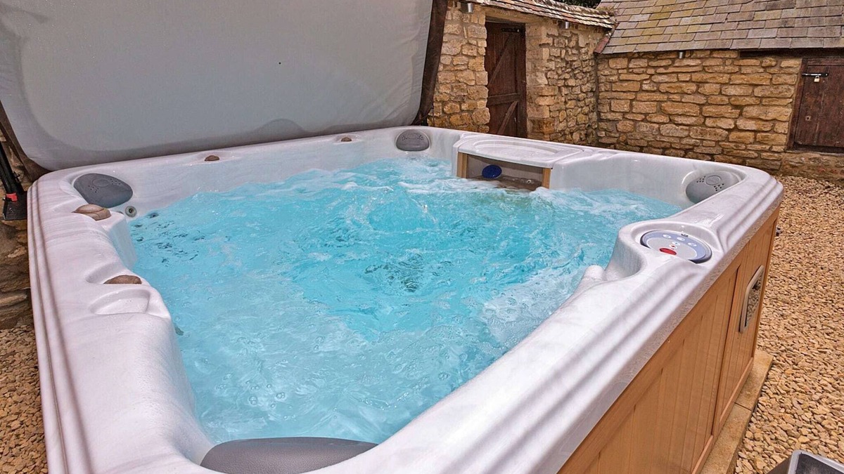 Yardley Gobion House | Manor Retreat near Milton Keynes with Hot Tub