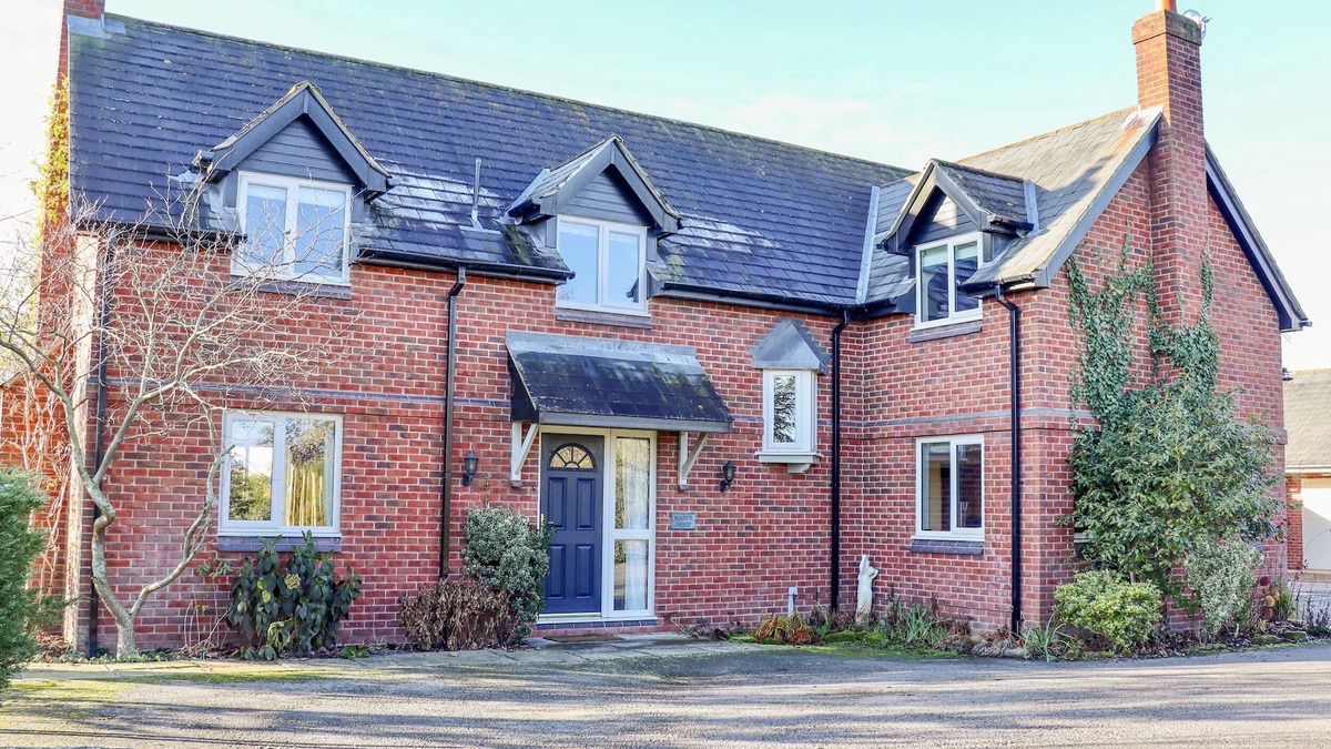 Chester Cottage | MANOR WOOD, pet friendly, luxury holiday cottage in Farndon
