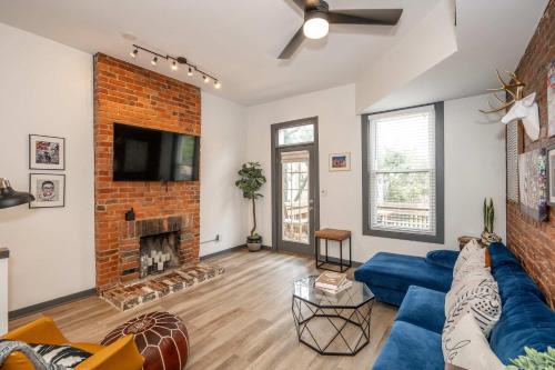 Mount Auburn House | Mansfield Retreat - A Chic Downtown Experience
