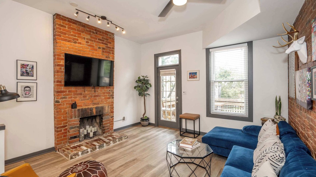 Mount Auburn House | Mansfield Retreat – A Chic Downtown Experience!