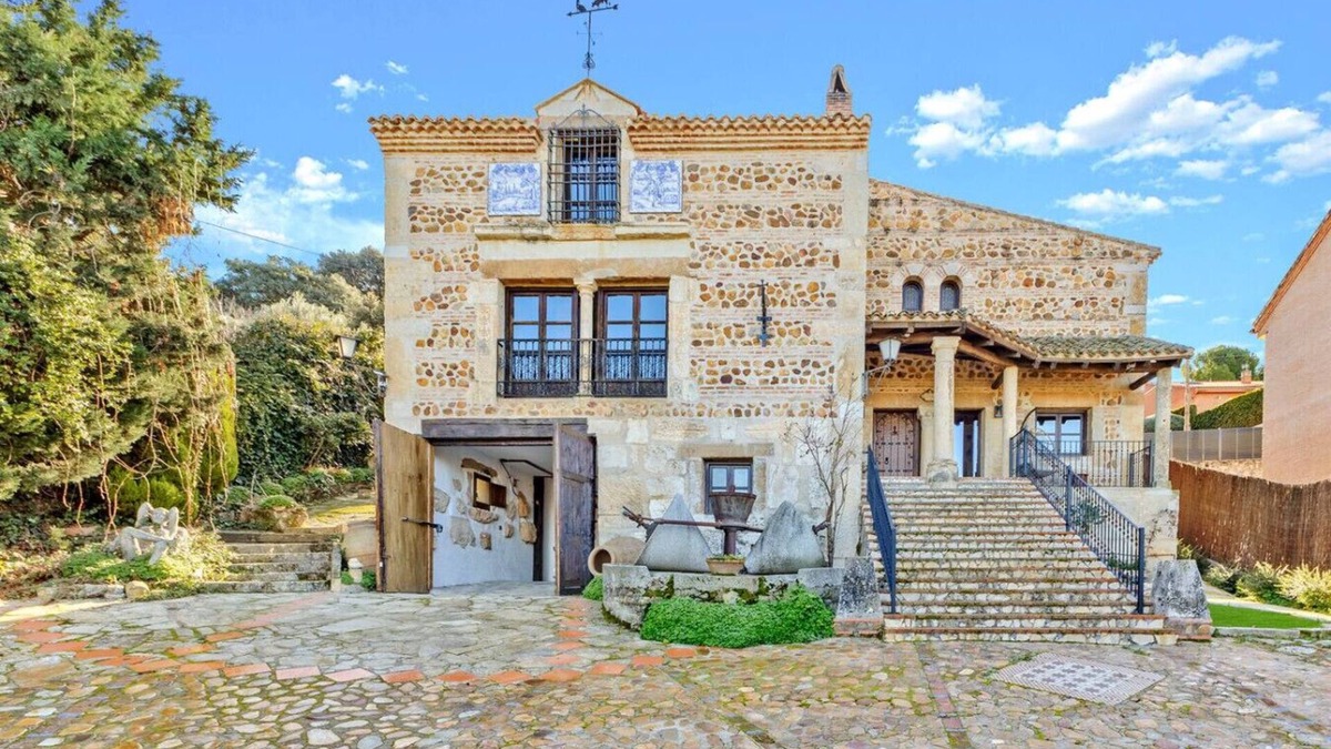 Guadalajara House | Mansion 35min Madrid|Cinema| Pool|BBQ| Car Charger