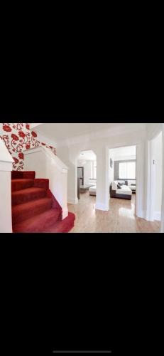 Luton House | Mansion 8 bedrooms in Private Gated Ave Huge garden Hot tub FREE SAUNA up to 23