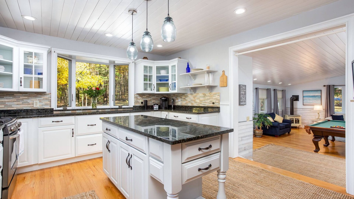 Amston House | Mansion by the lake, Airline Trail and Wineries! In ground heated Pool-Jacuzzi.