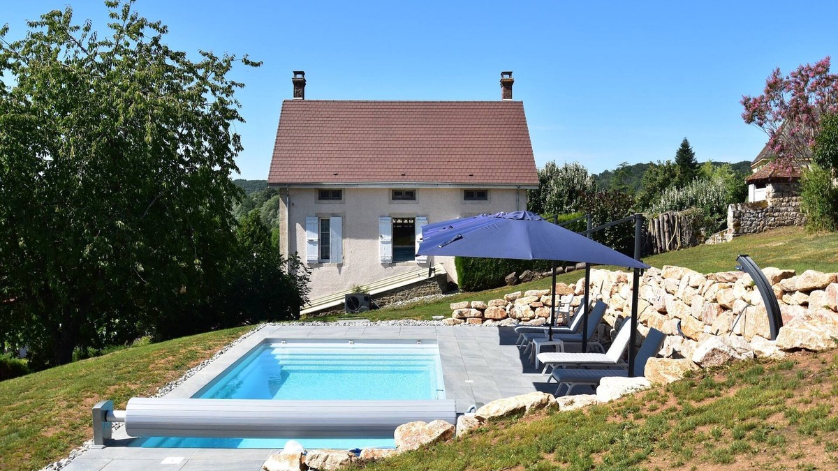 Martigny-le-Comte House | Mansion in Martigny with Heated Pool & Vineyards
