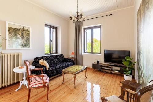 Vrahati House | Mansion of 120 m2, with high ceilings and big yard