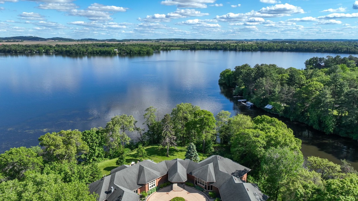 Tainter Lake House | Mansion on Lake Tainter. Sleeps 20-28 guests. Jacuzzi tub,private en-suite rooms