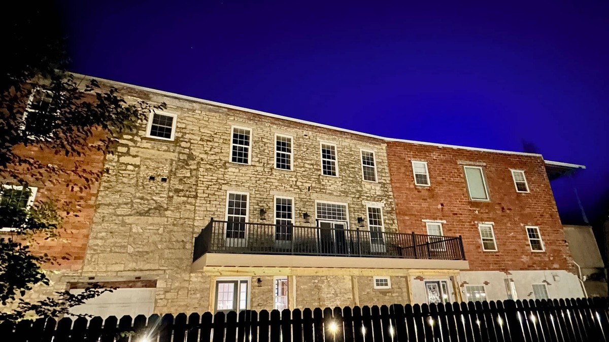 Bellevue House | Mansion on the Mississippi River - Hot Tub - Beach - 7 Bedrooms