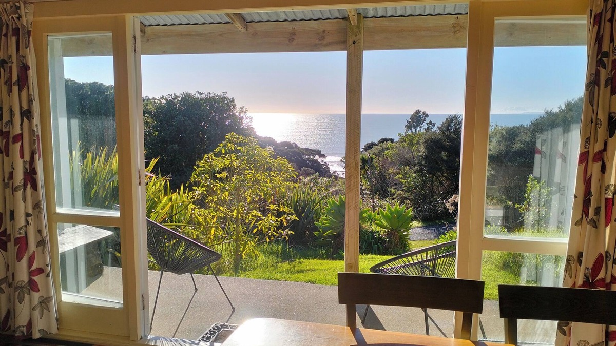 Raglan Cottage | Manu Bay Bush and Beach Cottage