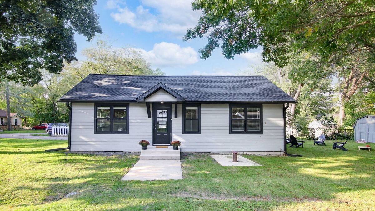 Newville Cottage | Maple Beach Cottage - Charming 2-bedroom cottage in Edgerton