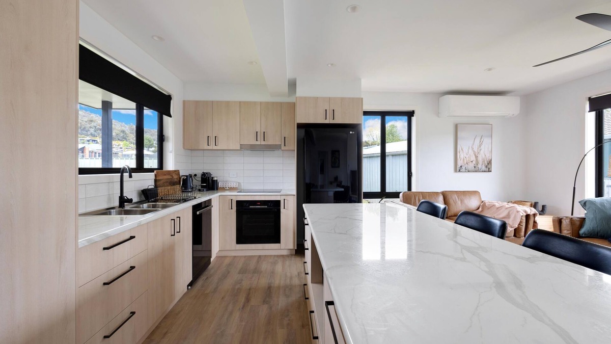 Myrtleford House | Maple Cottage - Bright, Luxurious & Modern