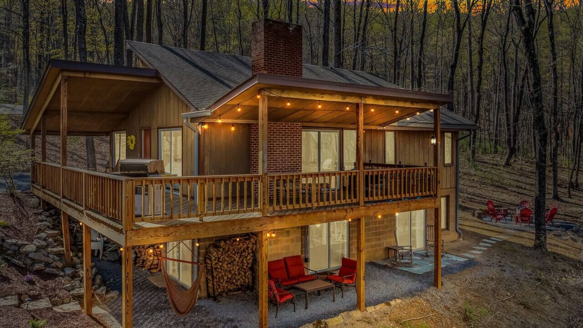 Berkeley Springs Cabin | Maple Haven-Escape room, treehouse loft, fire pit, pool access, game room, grill