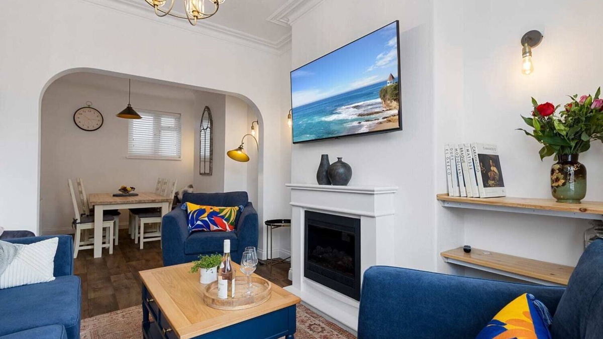 Exeter House | Maple House (Sleeps 7) - Short Stays UK Ltd