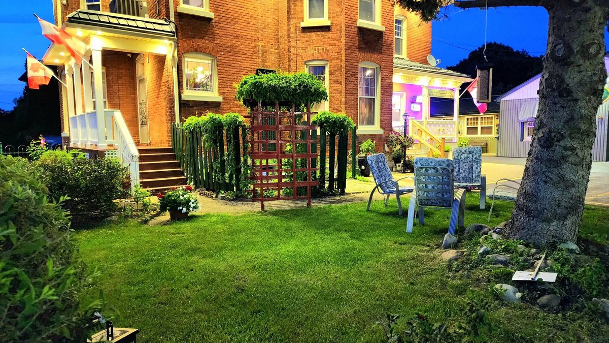Goderich Hotel | Maple Leaf Motel