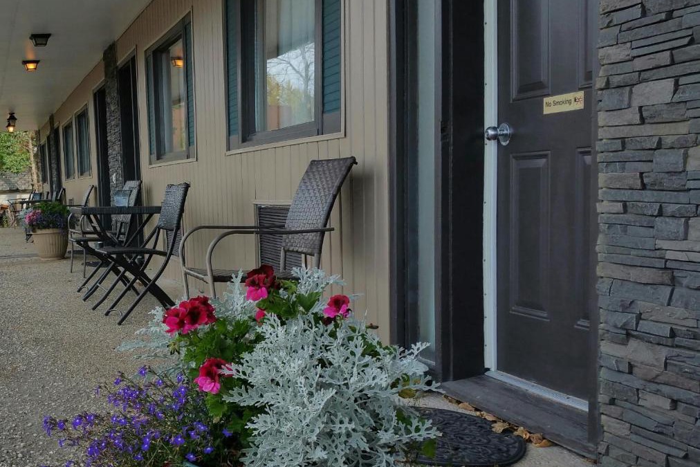 Emerson Hotel | Maple Leaf Motel Emerson