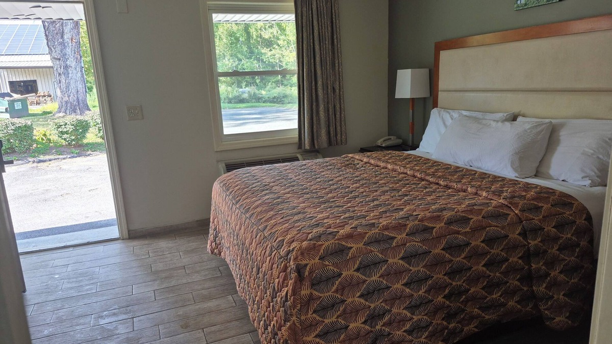New Milford Hotel | Maple Leaf Motel
