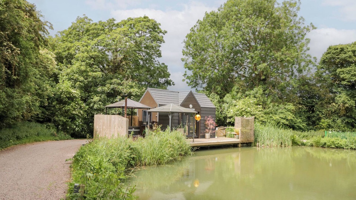 Middleton Cheney Cottage | MAPLE LODGE AT BRIDGE LAKE FARM & FISHERY in Chacombe