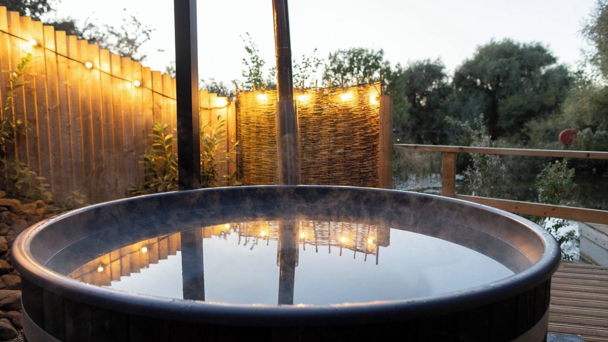 Thorpe Cottage | Maple Lodge at Bridge Lake Farm & Fishery