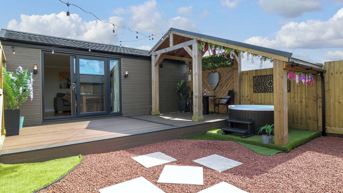Swadlincote Cottage | MAPLE, pet friendly, with hot tub in Donisthorpe